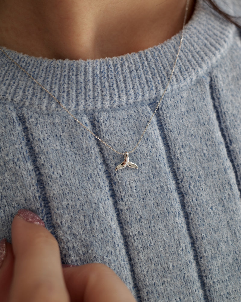 little fin necklace